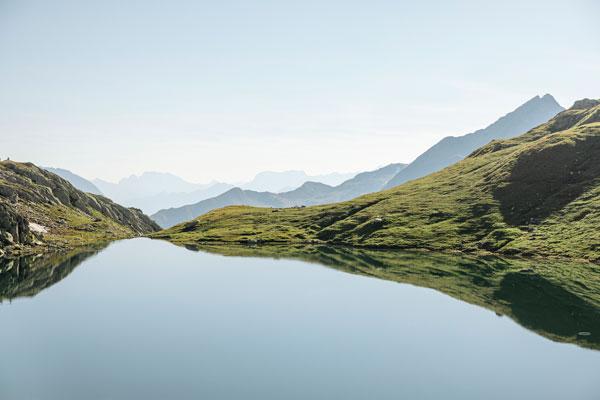 瑞士山区的一个湖泊